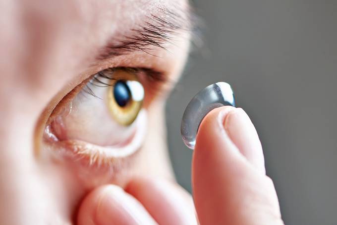 Infecção causada por lente de contato pode levar à cegueira
